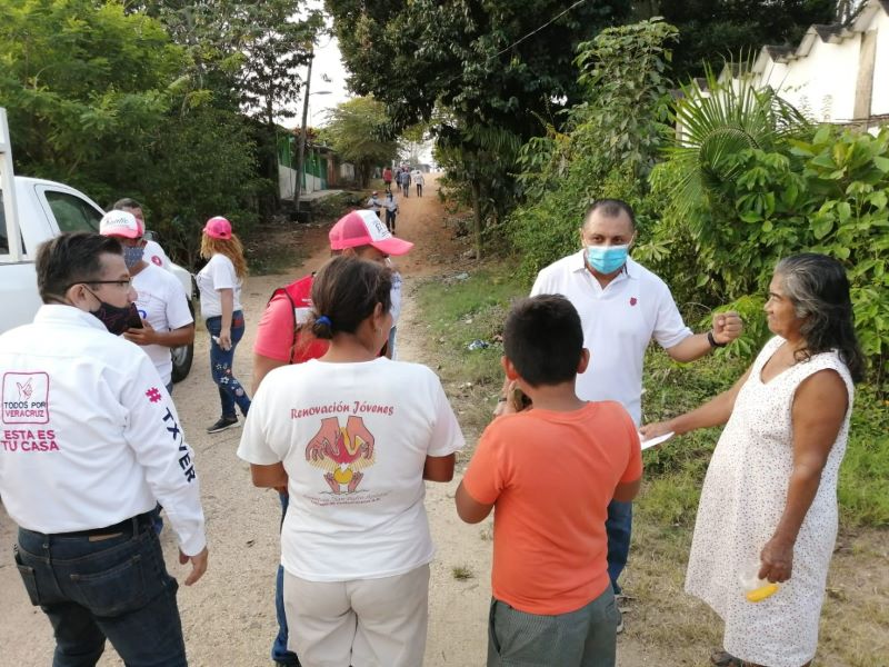 Alberto Sánchez “El Conta”, continúa promocionando el voto en colonias de Minatitlán