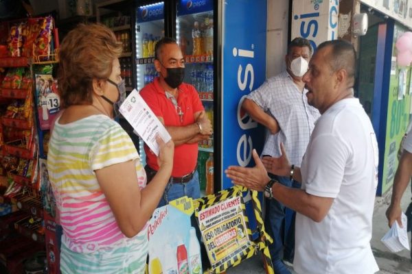 En busca del voto, Alberto Sánchez “El Conta” recorre la colonia Centro de Minatitlán