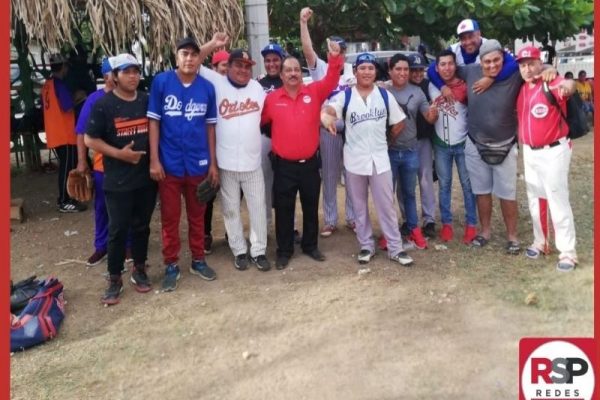 Lauro Pérez saluda a deportistas de Cosoleacaque