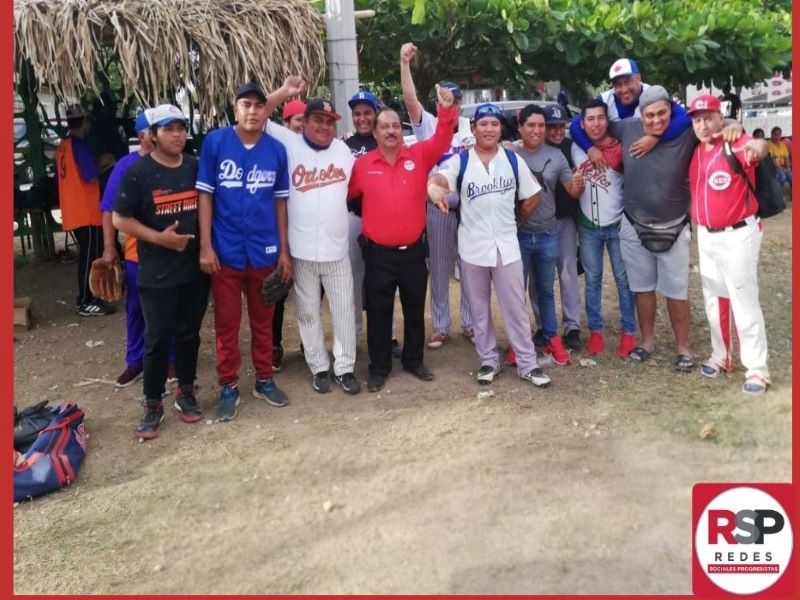 Lauro Pérez saluda a deportistas de Cosoleacaque