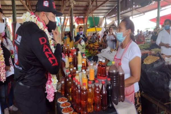 Candidatos de RSP visitan el mercado Popular Solidaridad de Minatitlán