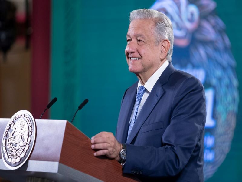 AMLO pide a trabajadores del INE que aporten de su sueldo para la revocación de mandato