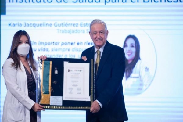 Presidente entrega condecoración Miguel Hidalgo a personal de salud; «son heroínas y héroes que están atendiendo afectados por COVID»