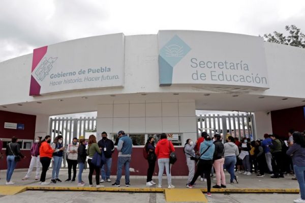 Maestros en Puebla protestan por desorganización del programa ‘SEP te da el aventón’