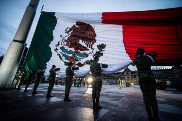 Presidente iza bandera en honor a las víctimas de los sismos de 1985 y 2017