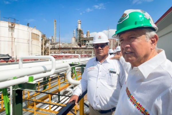 Presidente recorre refinerías de Minatitlán y Dos Bocas; contribuirán a la autosuficiencia energética, afirma