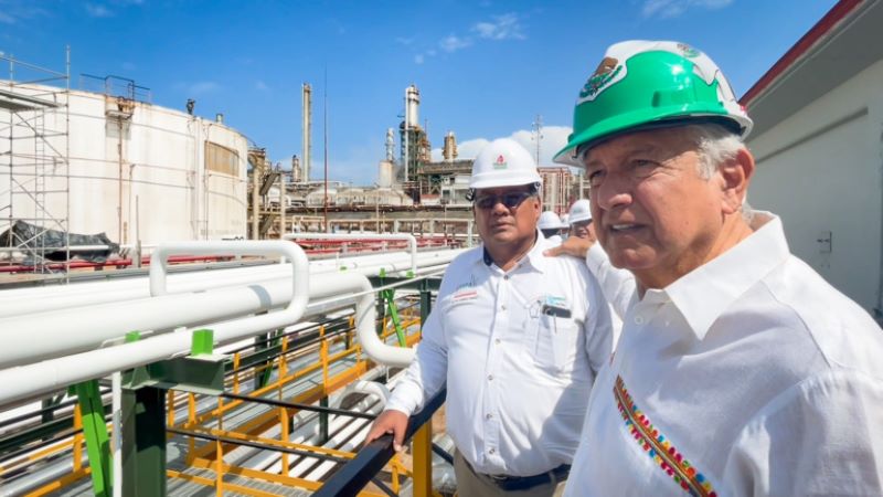 Presidente recorre refinerías de Minatitlán y Dos Bocas; contribuirán a la autosuficiencia energética, afirma