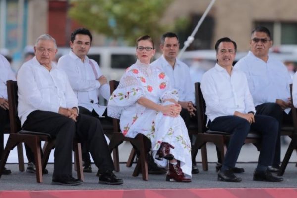 Andrés Manuel López Obrador y Cuitláhuac García Jiménez presidieron la conmemoración del Bicentenario de la Armada de México, en Veracruz