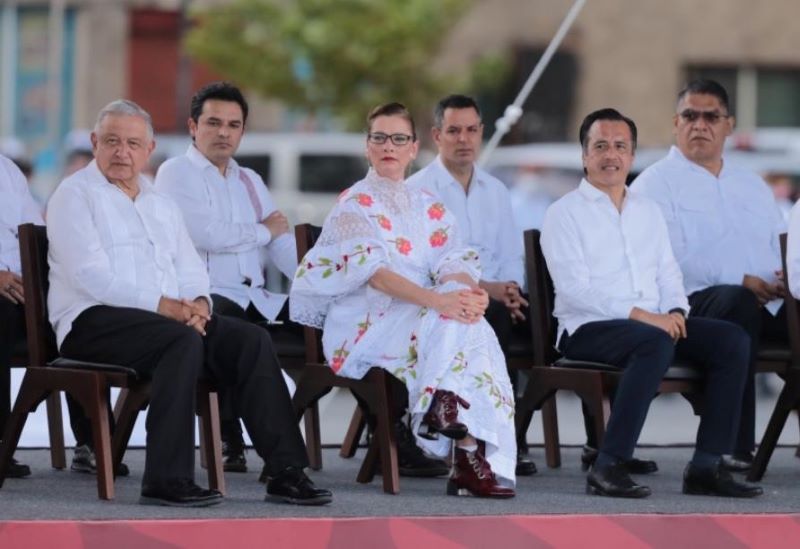 Andrés Manuel López Obrador y Cuitláhuac García Jiménez presidieron la conmemoración del Bicentenario de la Armada de México, en Veracruz