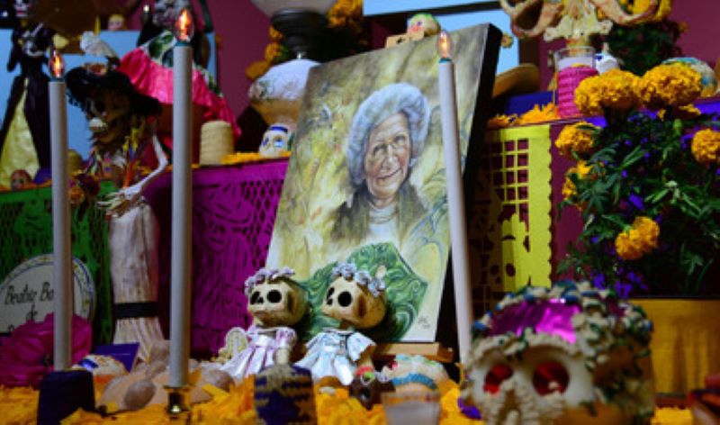 Museo de El Carmen dedica su tradicional ofrenda de muertos a la arqueóloga Beatriz Barba Ahuatzin