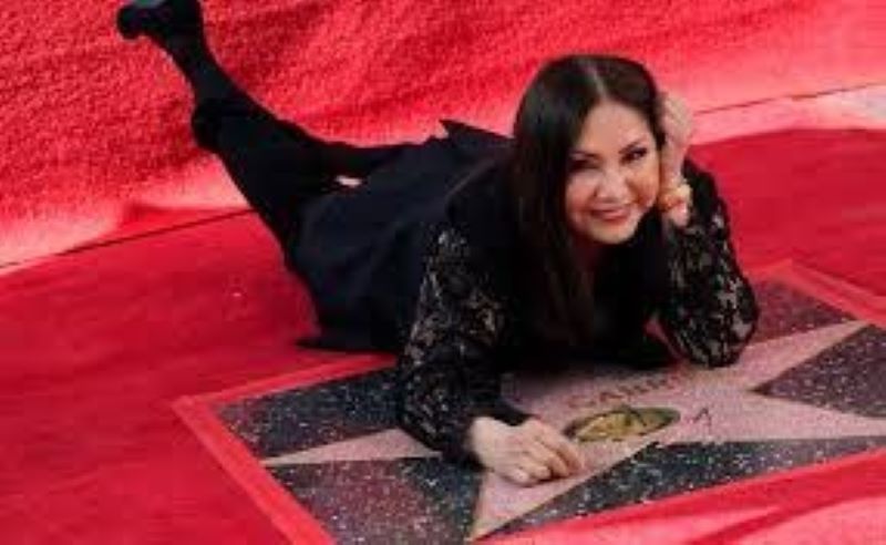 Recibe Ana Gabriel su estrella en el Paseo de la Fama