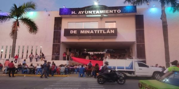 Trabajadores del SUEM, que mantienen una huelga en el ayuntamiento de Minatitlán, marcharán para solicitar el apoyo de la ciudadanía