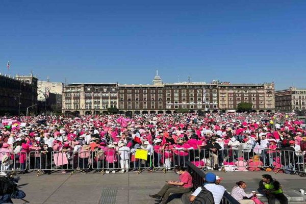 Marcha en defensa del INE: Zócalo de CDMX ‘estuvo a reventar’ (video)