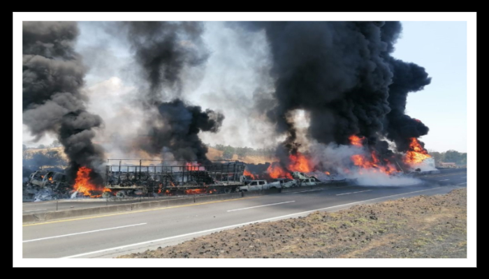 VIDEOS: Así quedaron los 16 autos y camiones de la megacarambola en autopista a Los Altos en Jalisco