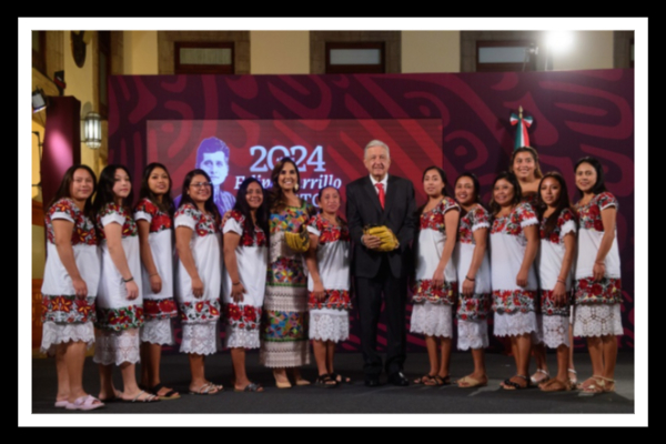 Presidente celebra a las Diablillas de Hondzonot, equipo de softbol en Quintana Roo