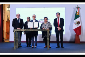 Presidenta Claudia Sheinbaum firma acuerdo que reconoce como crimen de lesa humanidad la matanza estudiantil del 2 de octubre de 1968