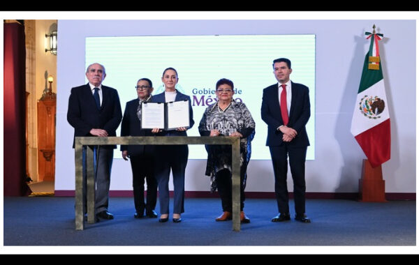 Presidenta Claudia Sheinbaum firma acuerdo que reconoce como crimen de lesa humanidad la matanza estudiantil del 2 de octubre de 1968