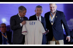 Álvaro Ley López recibe grado de inmortalidad por la Serie del Caribe